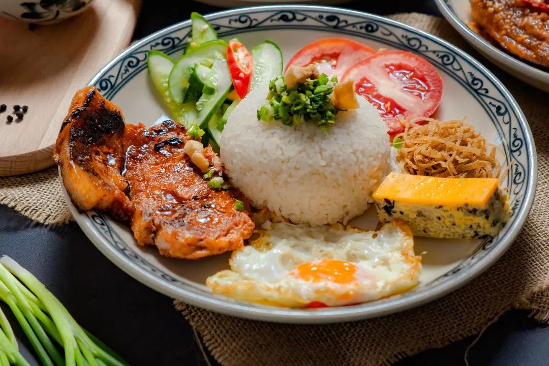 Broken rice consists of rice as the main ingredient, accompanied by dishes such as grilled meat and eggs